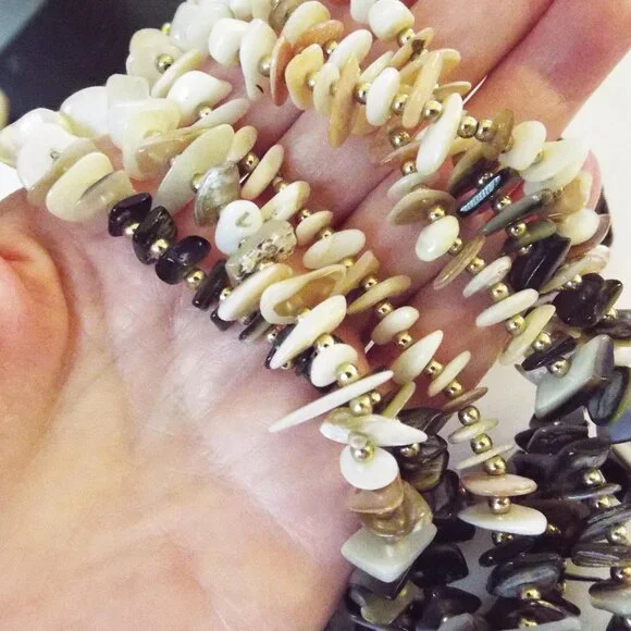 GRADIENT WHITE TO BLACK SEASHELL PIECES 3 STRAND W/ GOLDEN BEADS NECKLACE E - Picture 3 of 4